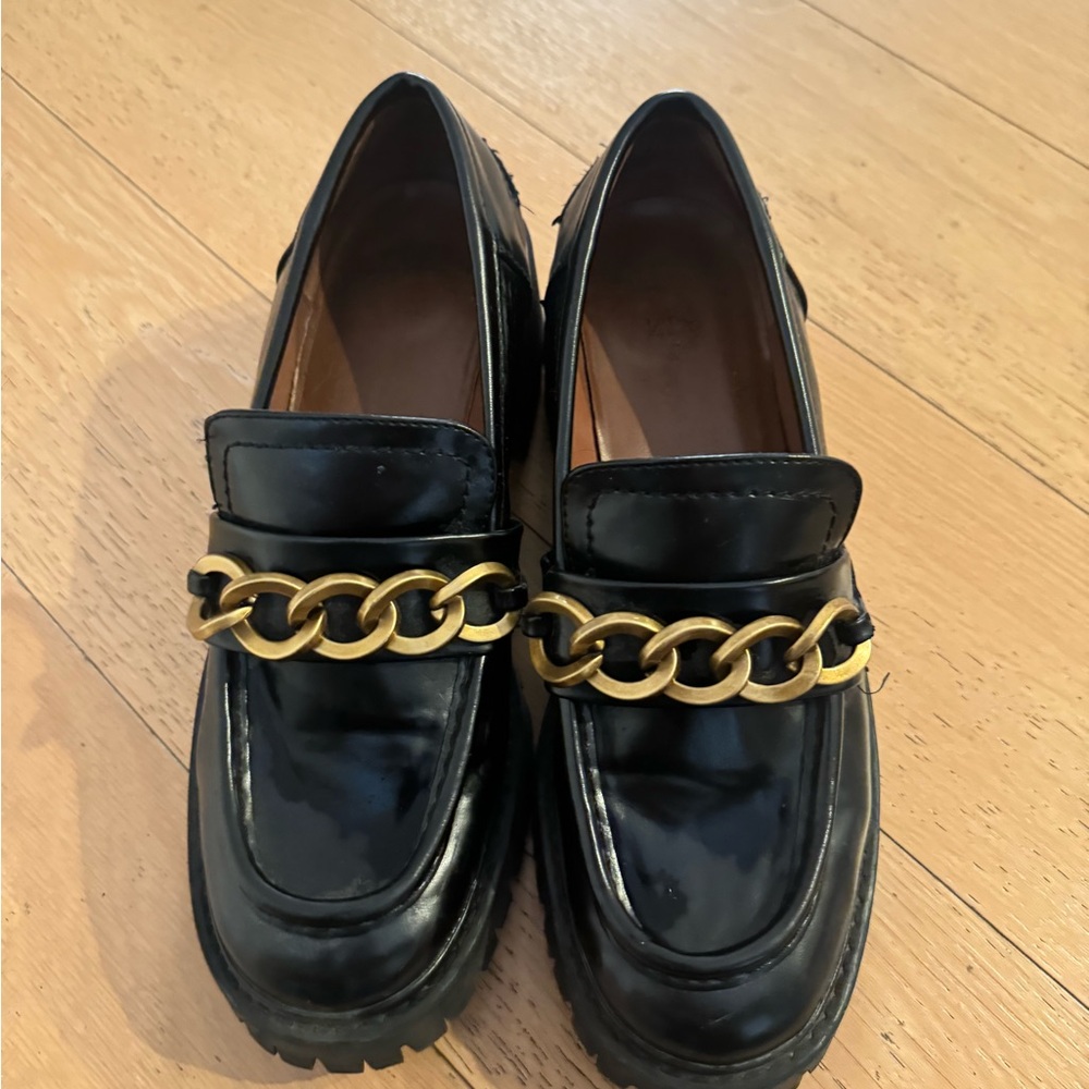 Elegant Black Loafers with Gold Chain